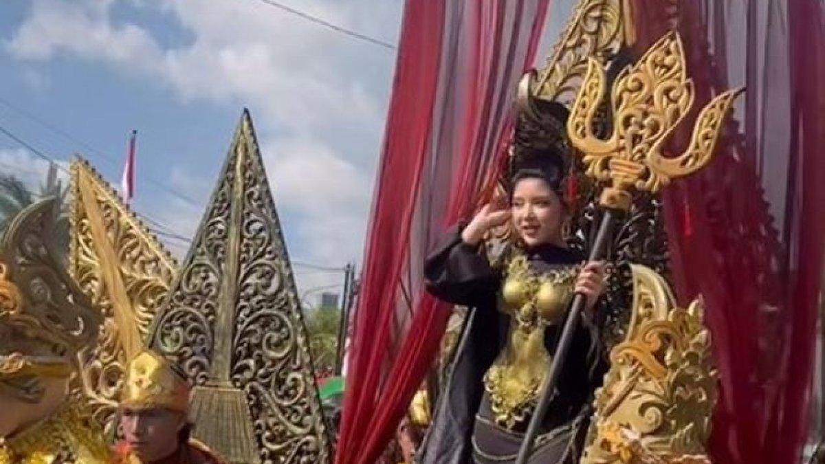 Tiara Andini yang merupakan warga asli Jember ikut memeriahkan suasana carnaval.