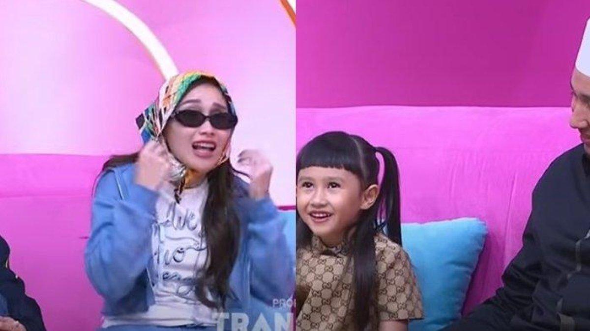 Tiba-tiba penyanyi dangdut Ayu Ting Ting mendapat teguran dari anak Kartika Putri dan Habib Usman bin Yahya.
