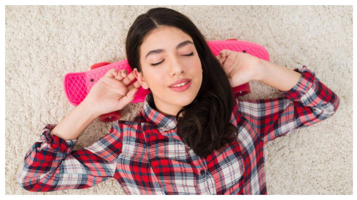 TIDUR DENGAN MAKEUP YANG MASIH MENEMPEL - Tidak mencuci muka setiap hari dapat membuat pori-pori tersumbat dapat menyebabkan komedo dan jerawat serta warna kulit yang tidak rata karena pertumbuhan berlebih dari sel-sel kulit, termasuk kerusakan pada mata Anda