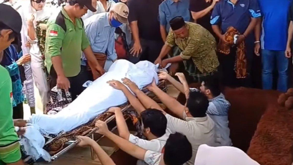 Tiga anak laki-laki Donny ikut andil dalam proses penurunan jenazah.