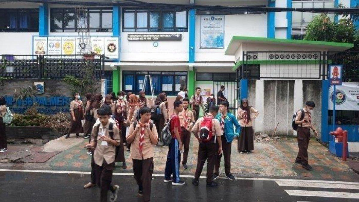 Tiga siswa SMPN 88 Palmerah Jakarta Barat ditabrak gurunya yang ingin keluar dari halaman sekolahnya menggunakan mobil pribadi