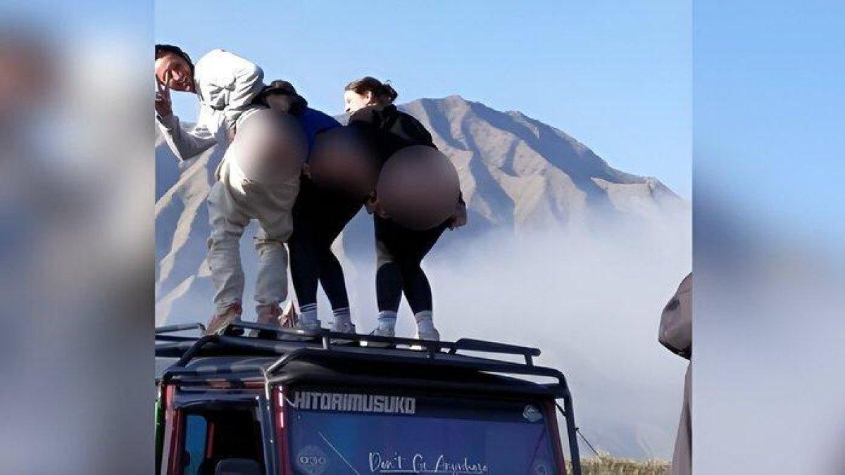 Tiga warna negara asing berpose tak sopan saat berada di kawasan lautan pasir Gunung Bromo, Probolinggo, Jatim.
