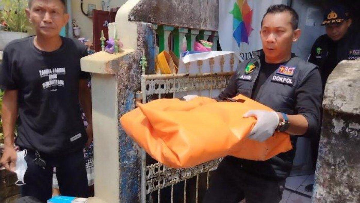 Tim Dokpol Biddokkes Polda Sulsel mengamankan barang bukti TKP penemuan jasad wanita dikubur di belakang rumah Jl Kandea 2, Kecamatan Bontoala, Makassar, Minggu (14/4/2024) siang.