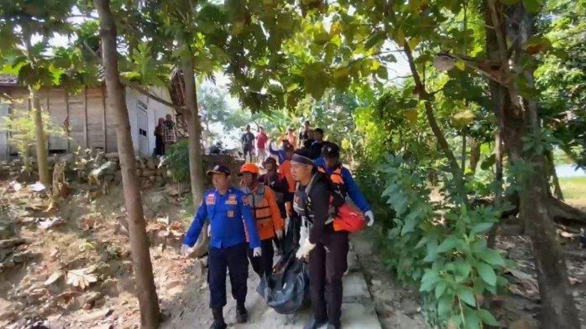 Tim Gabungan berhasil menemukan jenazah Harto Sudiro (67), petani jagung Desa Gunungsari, Kecamatan Kasreman, Kabupaten Ngawi, yang tewas saat berenang menyeberangi Waduk Kedung Bendo