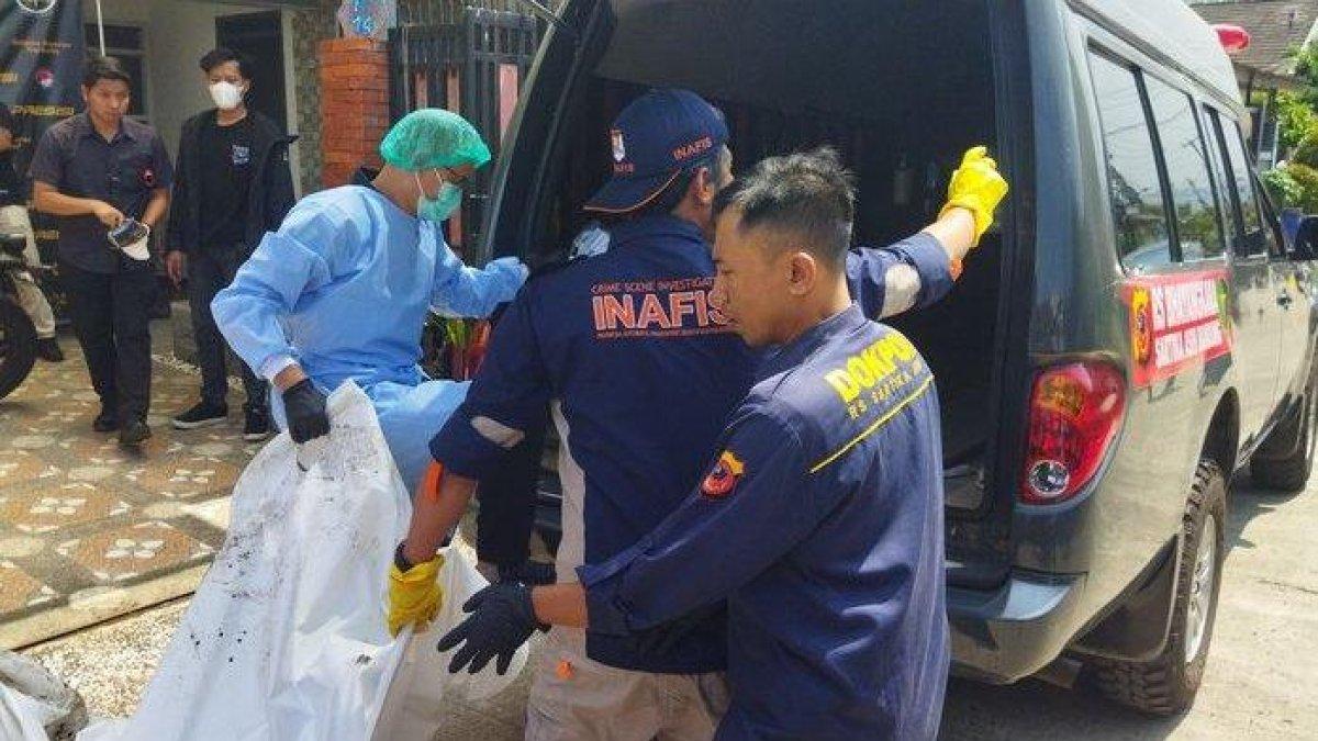 Tim Inafis mengevakuasi korban pembunuhan yang mayatnya dikubur di rumah di Kompleks Bumi Citra Indah 2, RT 06/13, Desa Pataruman, Kecamatan Cihampelas, Kabupaten Bandung Barat