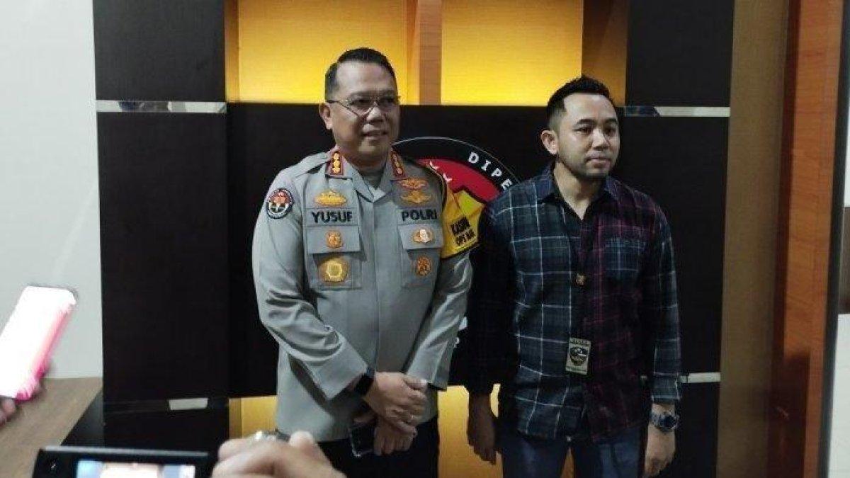 Kabid Humas Polda Kaltim Kombes Pol Yusuf Sutejo (kiri) dan Kasubdit Siber Ditreskrimsus Polda Kaltim, Kompol Kadek Adi Budi (kanan) mengumumkan Tim Polda Kaltim mengamankan terduga pelaku pengancaman penembakan terhadap Capres Anies Baswedan.