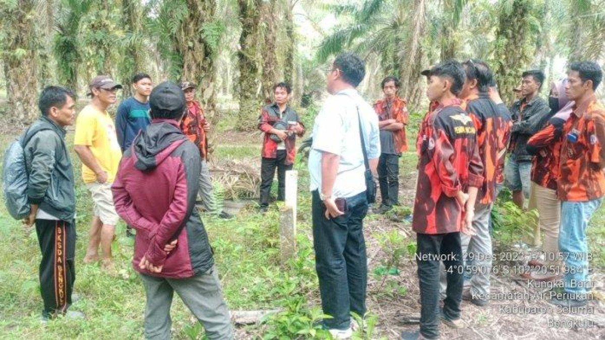 Tim gabungan terdiri Polsek Sukaraja, Kades Kungkai Baru dan Ormas PP saat mengecek lokasi yang diperbolehkan untuk lokasi kegiatan di Pantai Cemoro Sewu.