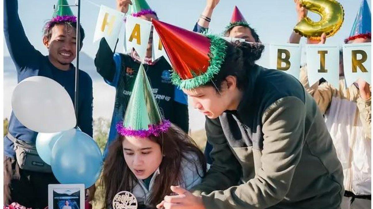 Tissa Biani juga berkesempatan meniup lilin di puncak Gunung Prau.