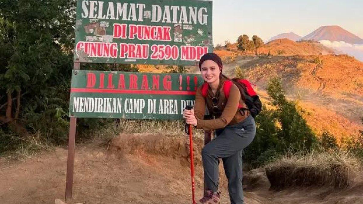 Tissa Biani membagikan pemandangan Gunung Prau dari ketinggian 2.590 MDPL.
