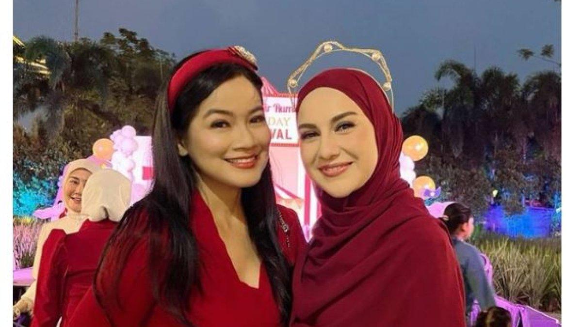 Titi Kamal datang dengan kostum berwarna merah, senada dengan Irish Bella. 