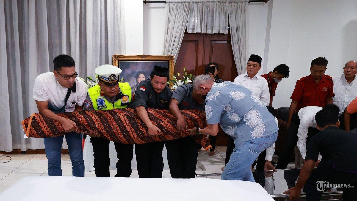 TITIEK PUSPA MENINGGAL - Titiek Puspa akan dimakamkan di TPU Tanah Kusir pada Jumat (11/4/2025).