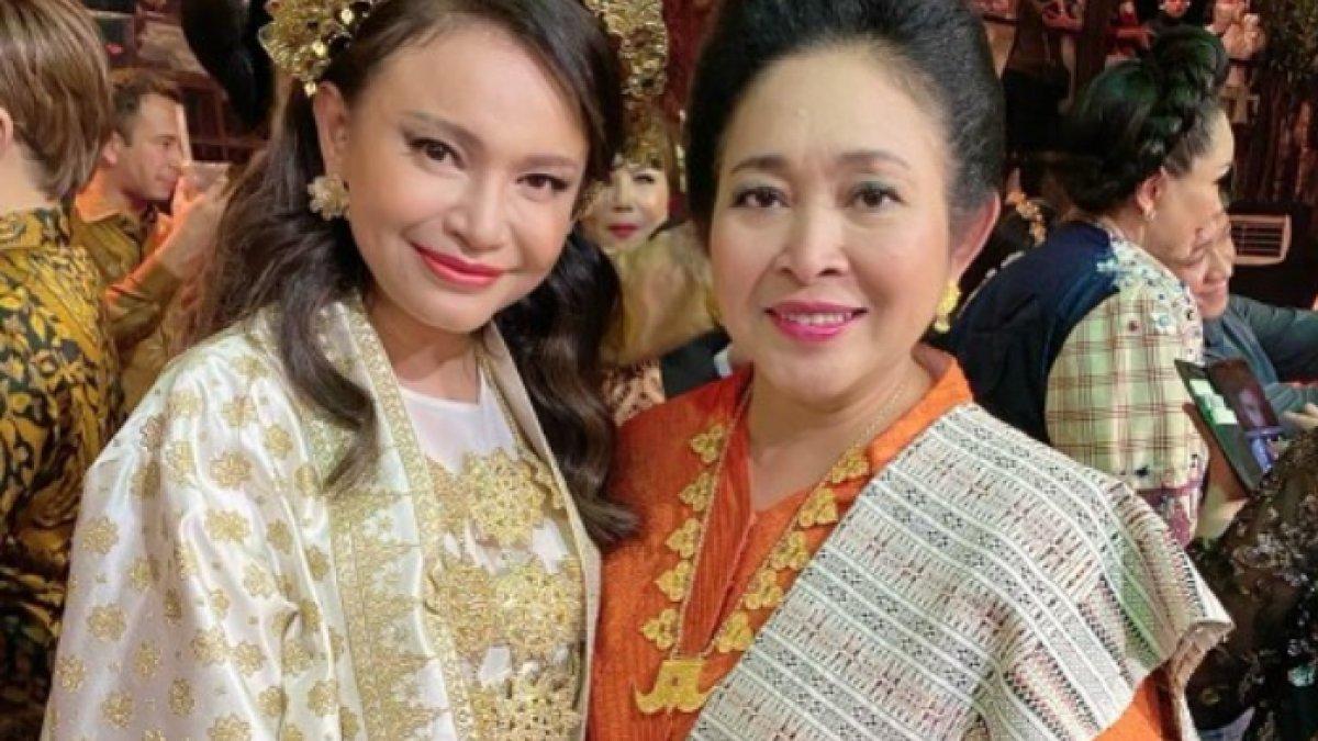 Titiek Soeharto saat berpose bersama Rossa