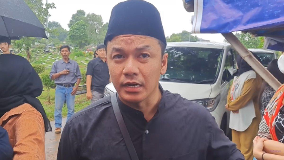 Tities Sapoetra membenarkan kalau Stevie telah mengidap sakit sejak lama dan belum mau ditemui.