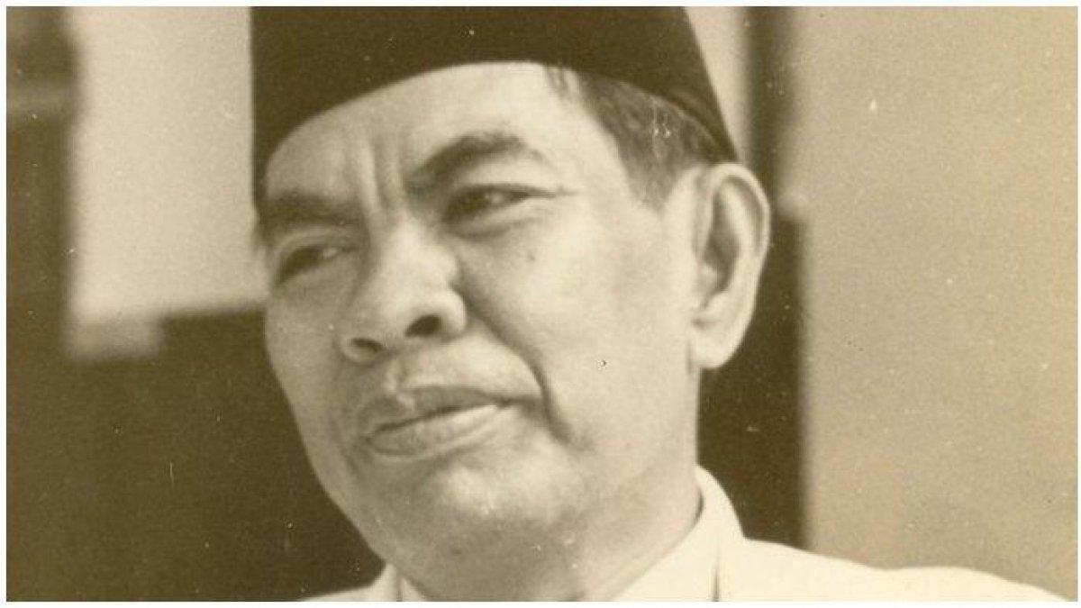 Tokoh bangsa yang juga telah diangkat sebagai pahlawan nasional.