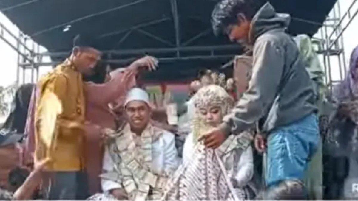 Tradisi pengantin dikalungi banyak uang