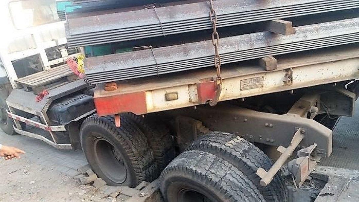 Truk pengangkut tanah nekat lewat jalan lagi icor