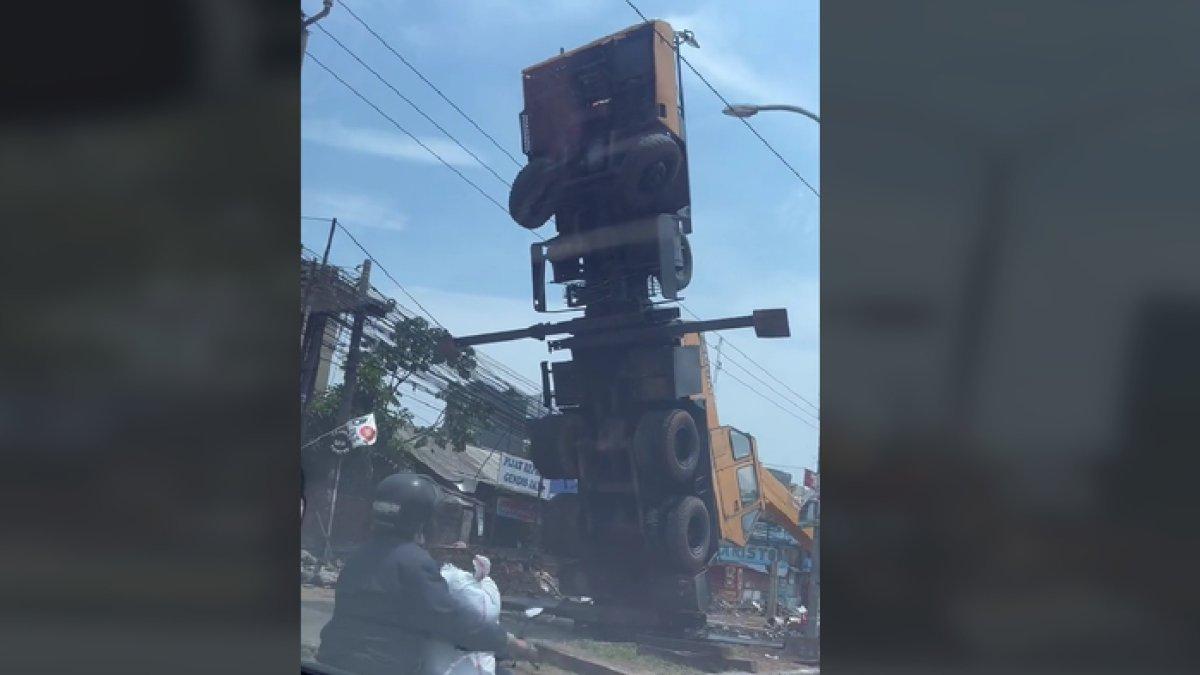 Truk pengangkut crane terbalik dengan posisi seperti sedang berdiri bak Optimus Prime Transformers.