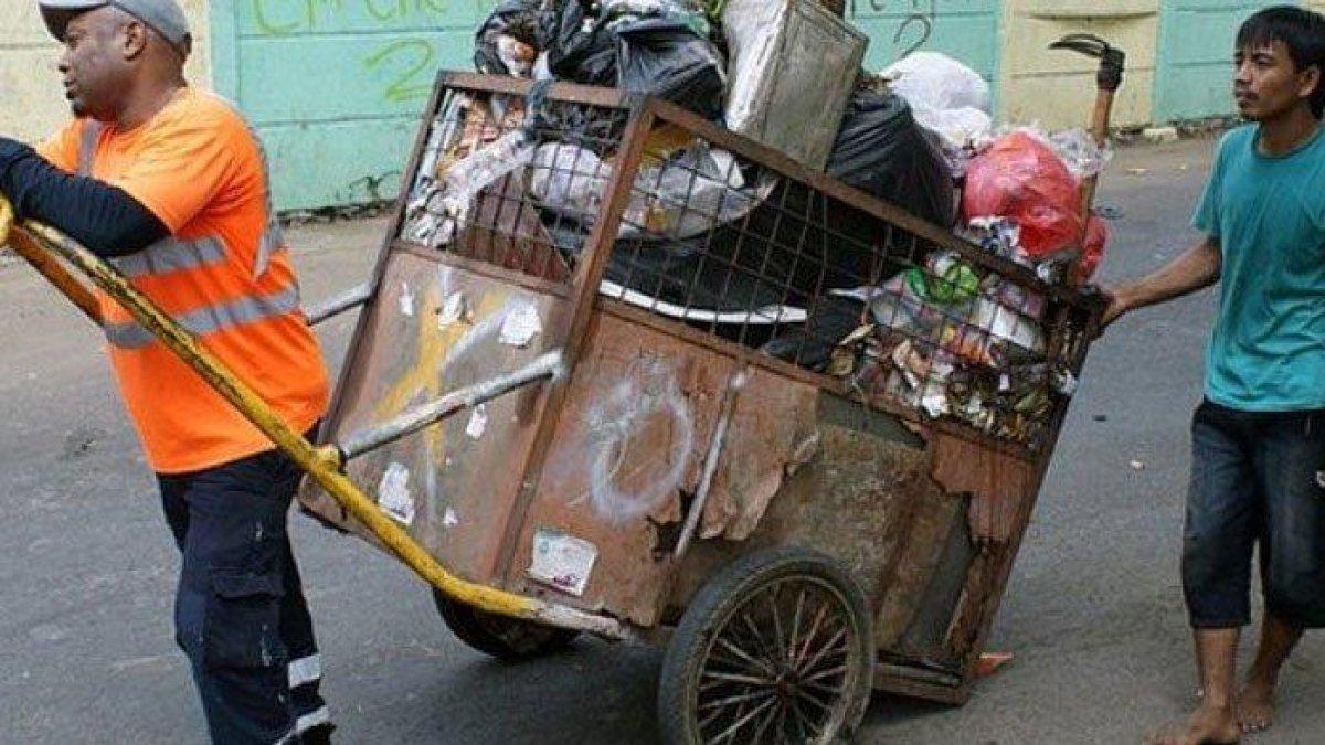 Tukang sampah asal Inggris nangis saat kerja 10 hari jadi tukang sampah di Indonesia