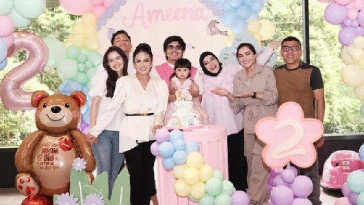 Ultah Ameena tampak hangat dikelilingi orang terkasih