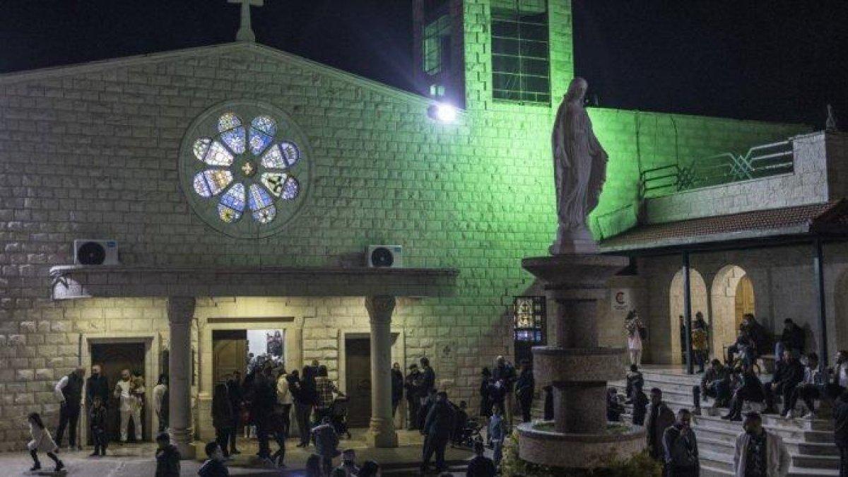 Umat Katolik berkumpul di Gereja Visitasi, tempat Maria diyakini beristirahat selama perjalanannya dari Nazareth ke Betlehem, di desa Zababdeh dekat Jenin di Tepi Barat yang diduduki, pada 24 Desember 2023.