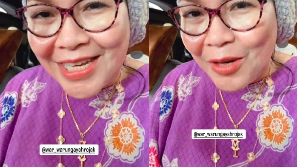 Umi Kalsum pakai kalung emas bertumpuk