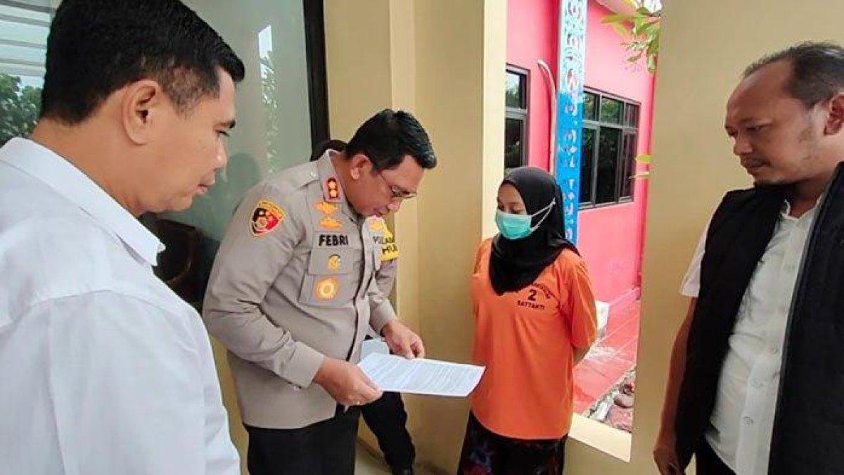 Unit PPA Satreskrim Polres Bangkalan menghadirkan seorang ibu muda pembuang bayi berinisial RB (27) alias Anisa, warga Desa Daleman, Kecamatan Galis di Mapolres Bangkalan, Senin (8/1/2024).