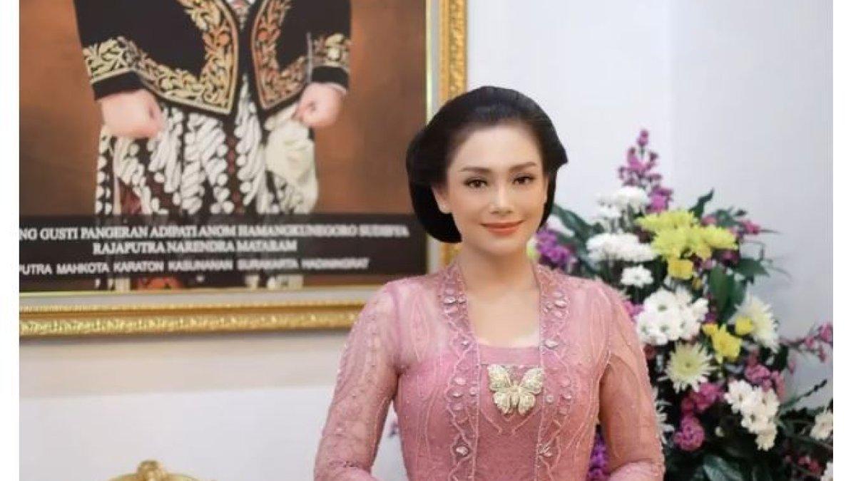 CELINE EVANGELISTA DAPAT GELAR - Upacara penganugerahan gelar Celine Evangelista ini berlangsung dalam acara resmi yang digelar di Keraton Surakarta. 