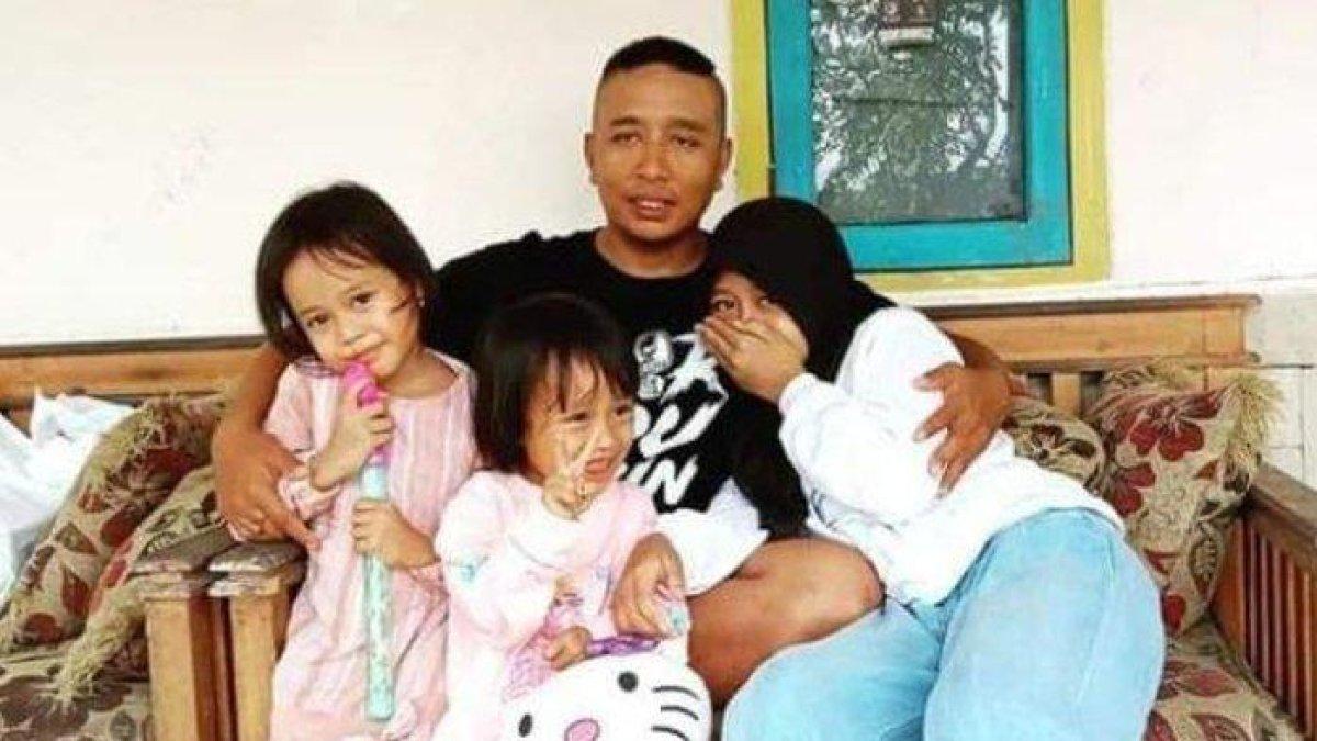 Usman bobotoh Persib Bandung asal Pangandaran bersama ketiga anaknya