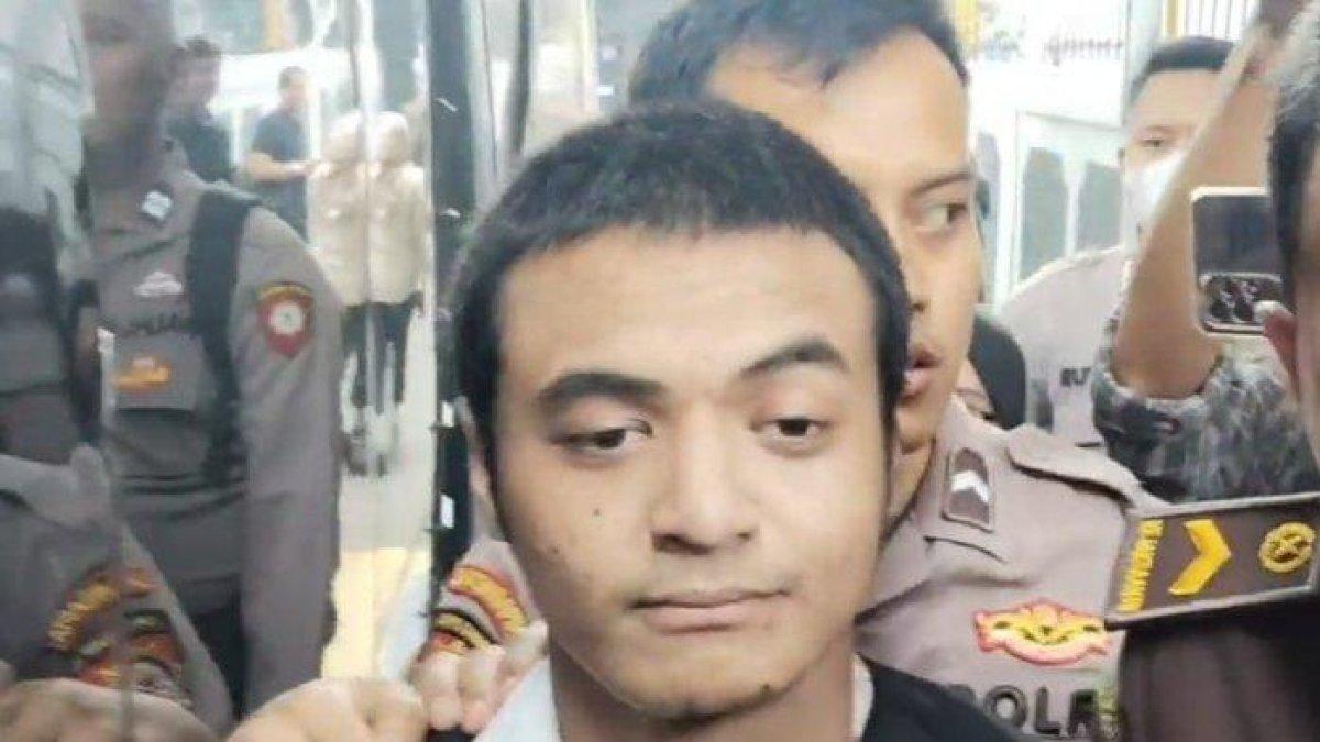 SIDANG VADEL BADJIDEH - Vadel Badjideh hadir di Pengadilan Negeri Jakarta Selatan untuk menjalani sidang perdana, Rabu (25/6/2025). Momen haru Vadel Badjideh saat sidang, dihampiri dua kakaknya dan ibunya hanya mengelus pipi.