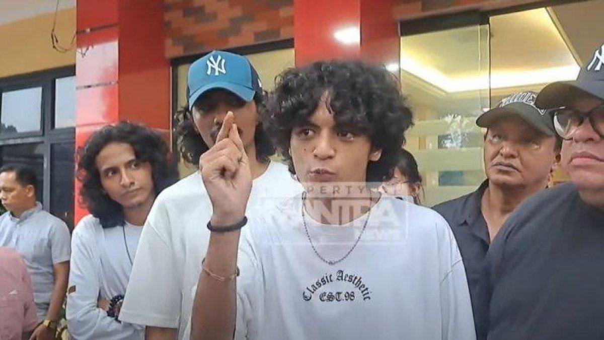 Vadel Badjideh kini berusaha mencari cara agar bisa komunikasi dengan Lolly. 
