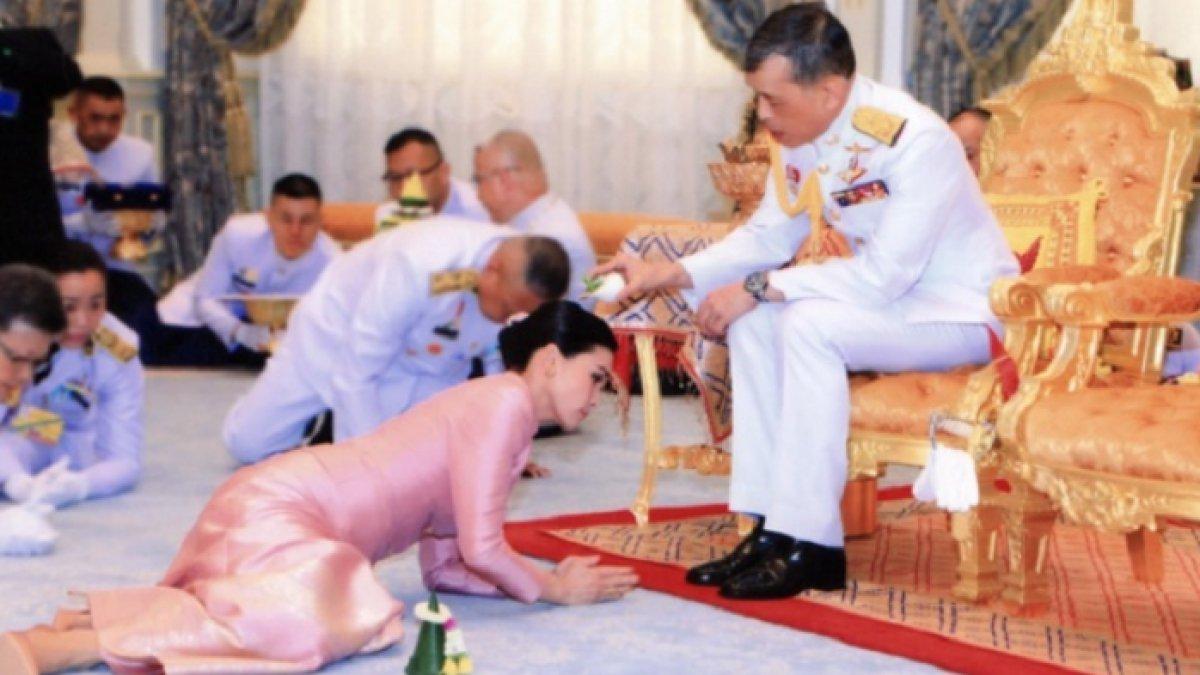 Vajiralongkorn menjebak Yuvadhida Polpraserth seakan selingkuh dengan marsekal udara.