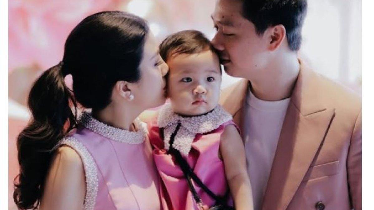 Karena mengusung tema serba pink, tak heran jika Valencia dan Kevin juga tampil memakai busana serba merah muda.