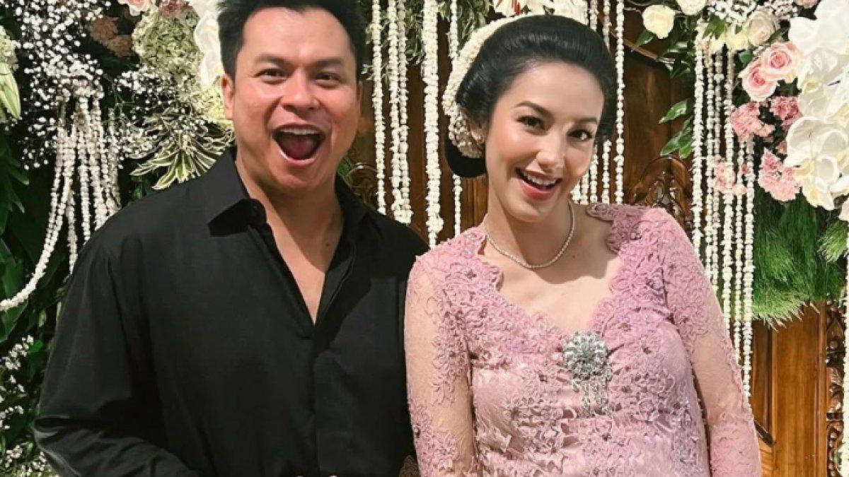 Velove menggunakan pakaian ungu soft dengan balutan sanggul dan kembang melati di kepala.