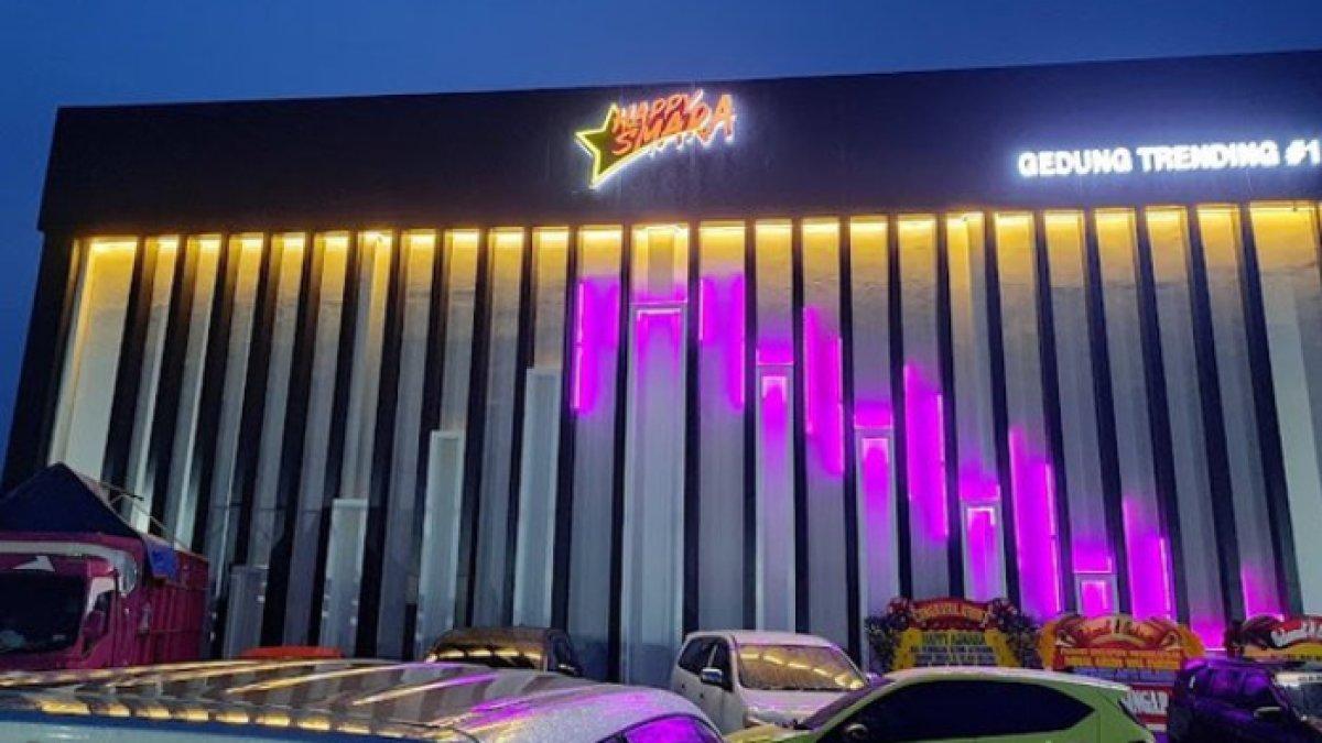 Venue pernikahan Happy dan Gilga berlangsung di gedung milik sendiri.