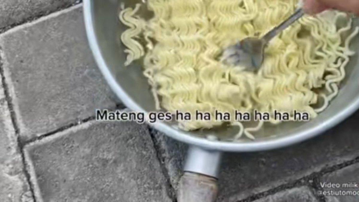 Video eksperimen memasak mi dengan sinar matahari di Kota Semarang, Jawa Tengah.