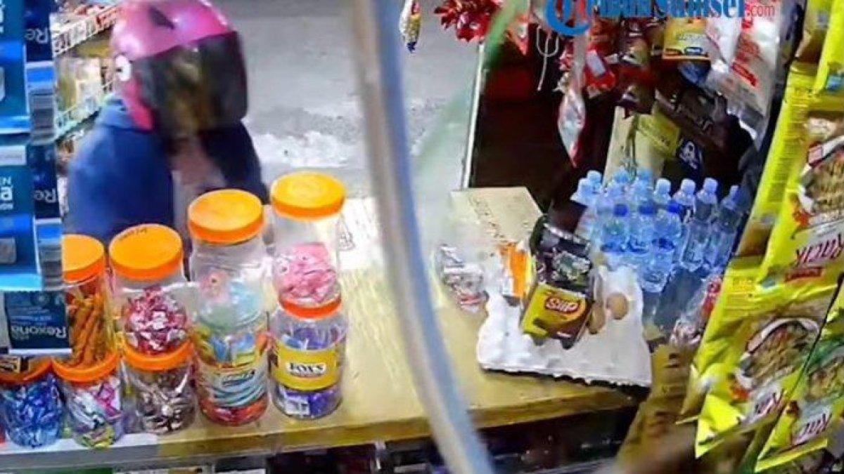 Video dugaan perampokan di sebuah toko kelontong di Kota Makassar, Sulawesi Selatan (Sulsel), viral di media sosial.