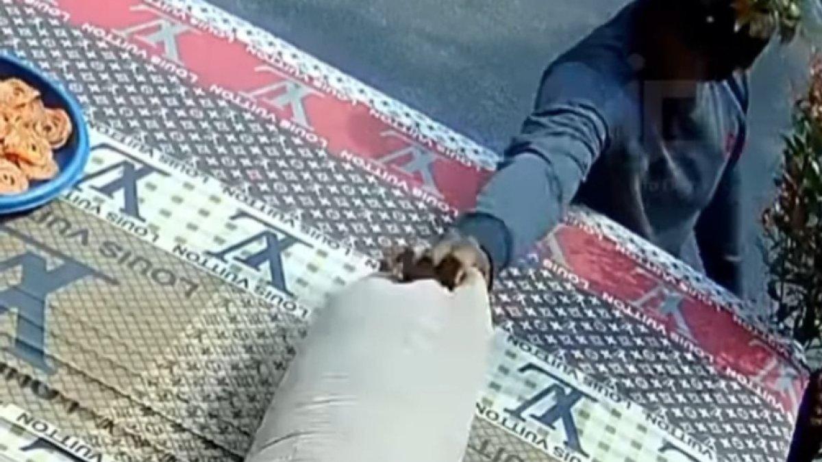 Video seorang pria mencuri guling yang sedang dijemur sambil bawa kabur satu toples kerupuk