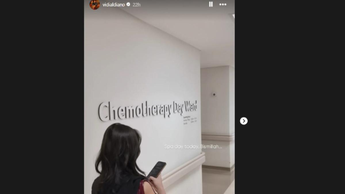 VIDI JALANI KEMOTERAPI - Vidi Aldiano jalani kemoterapi ke Penang, Malaysia, ditemani Sheila Dara.