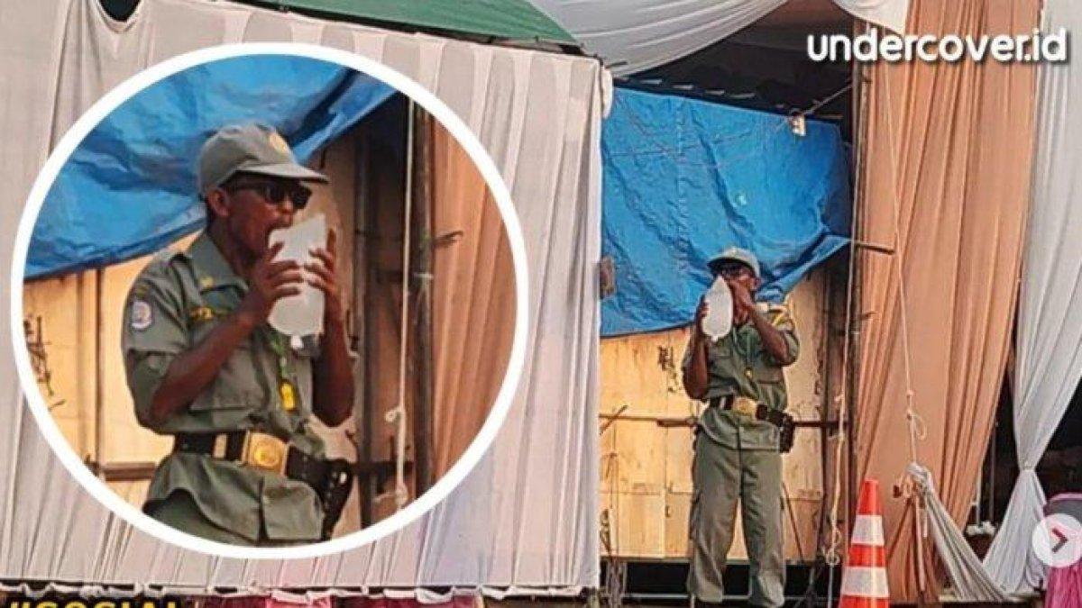 Viral, Aksi Bapak Hansip Berbekal Minum Es Batu Semangat Kerja Meski Kepanasan.