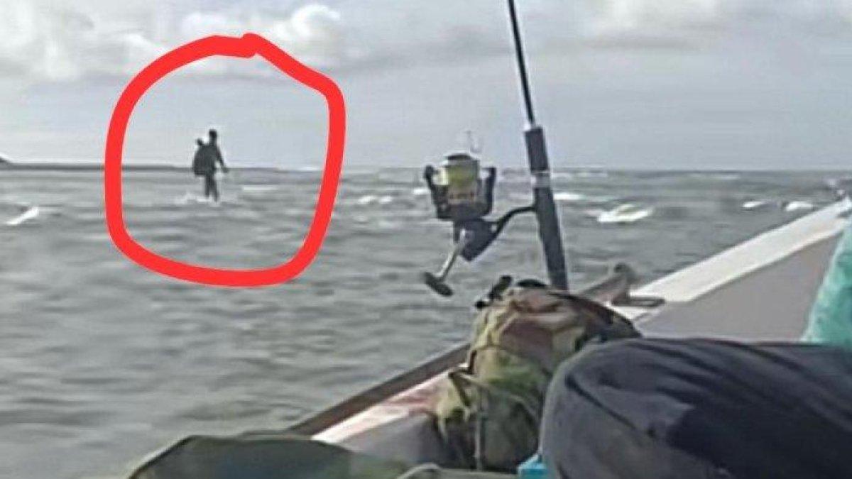 Viral Pria Berjalan di Atas Air Laut