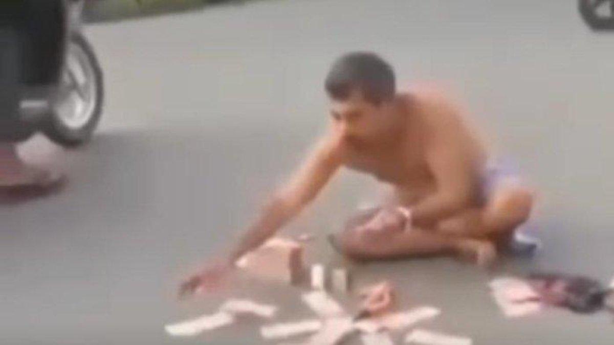 Viral aksi pria pamer uang puluhan juta di tengah jalan, ajak tanding siapa paling kaya