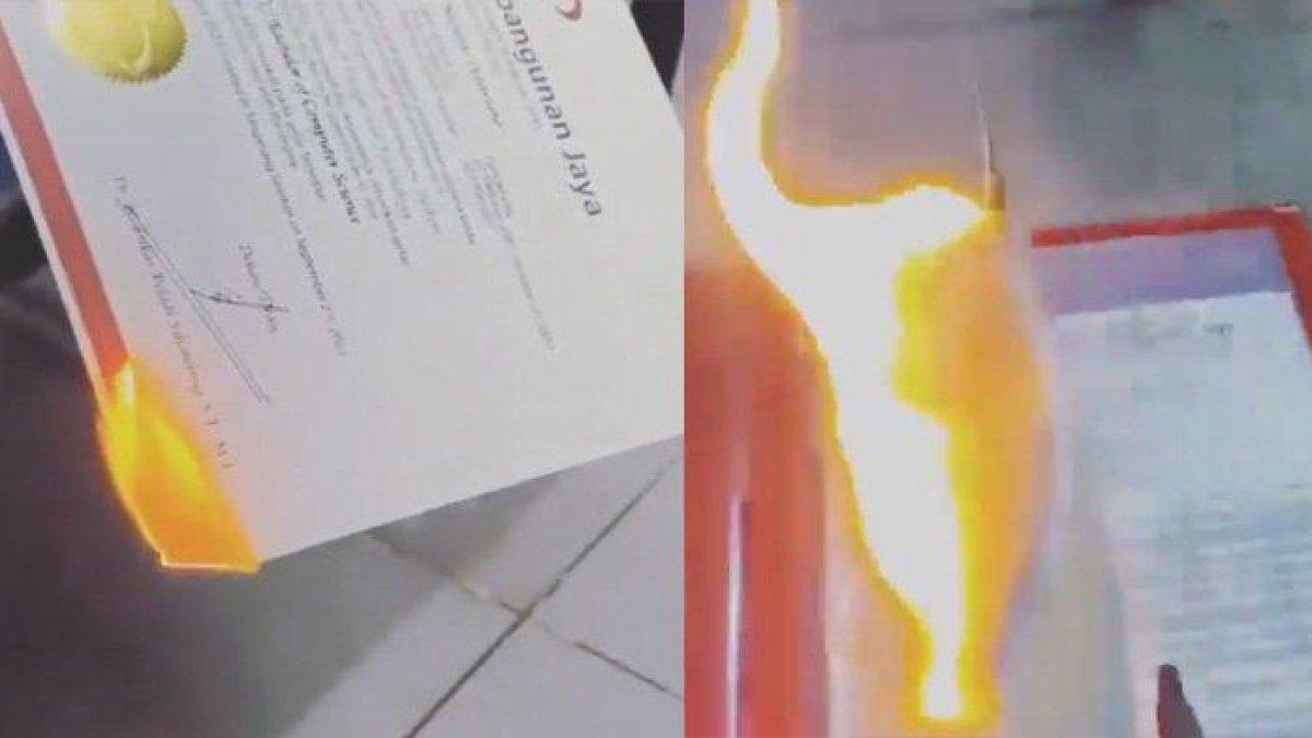 Viral aksi seorang wanita membakar ijazah cowoknya. Wanita beber alasan melakukan perbuatan nekat itu.