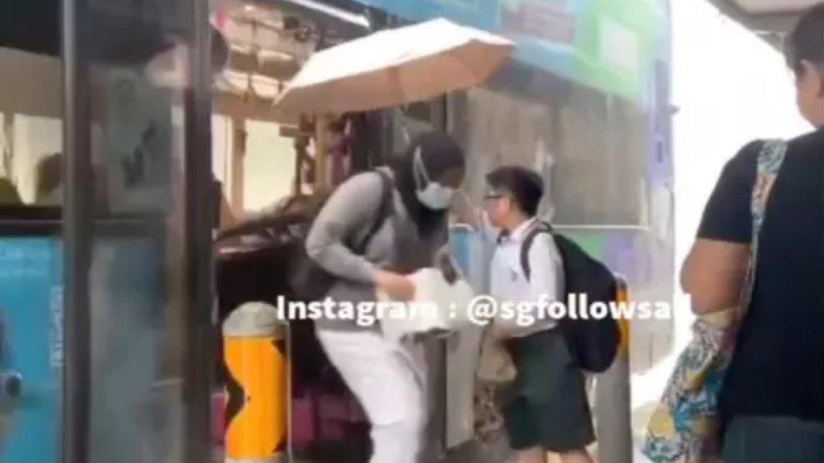 Viral anak sekolah di Singapura payungi para penumpang yang turun dari bus saat hujan.