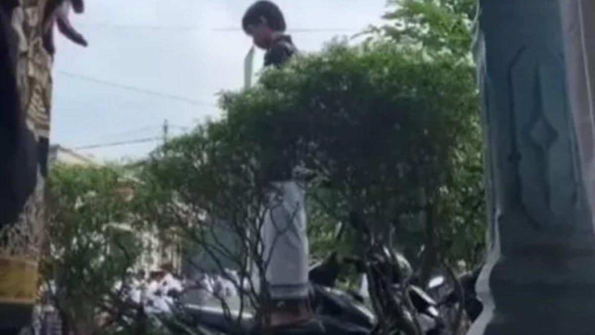 Viral jamaah pria salat Idul Fitri di atas motor