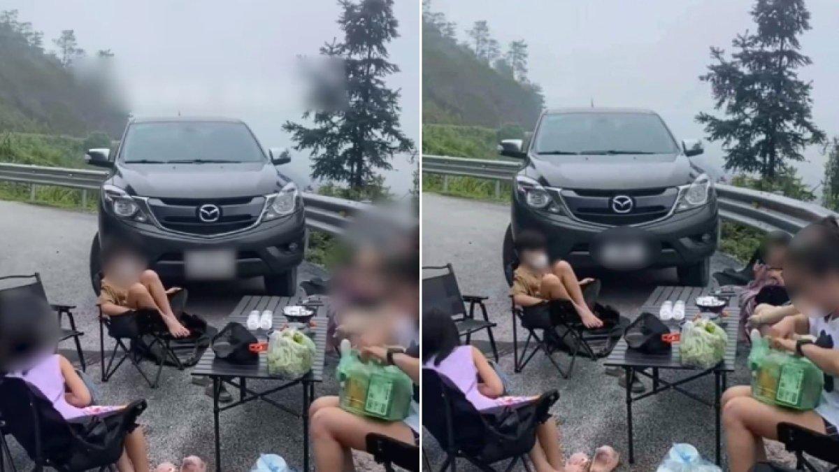Viral keluarga di Vietnam piknik di tengah jalan, pasang kursi dan meja makan.