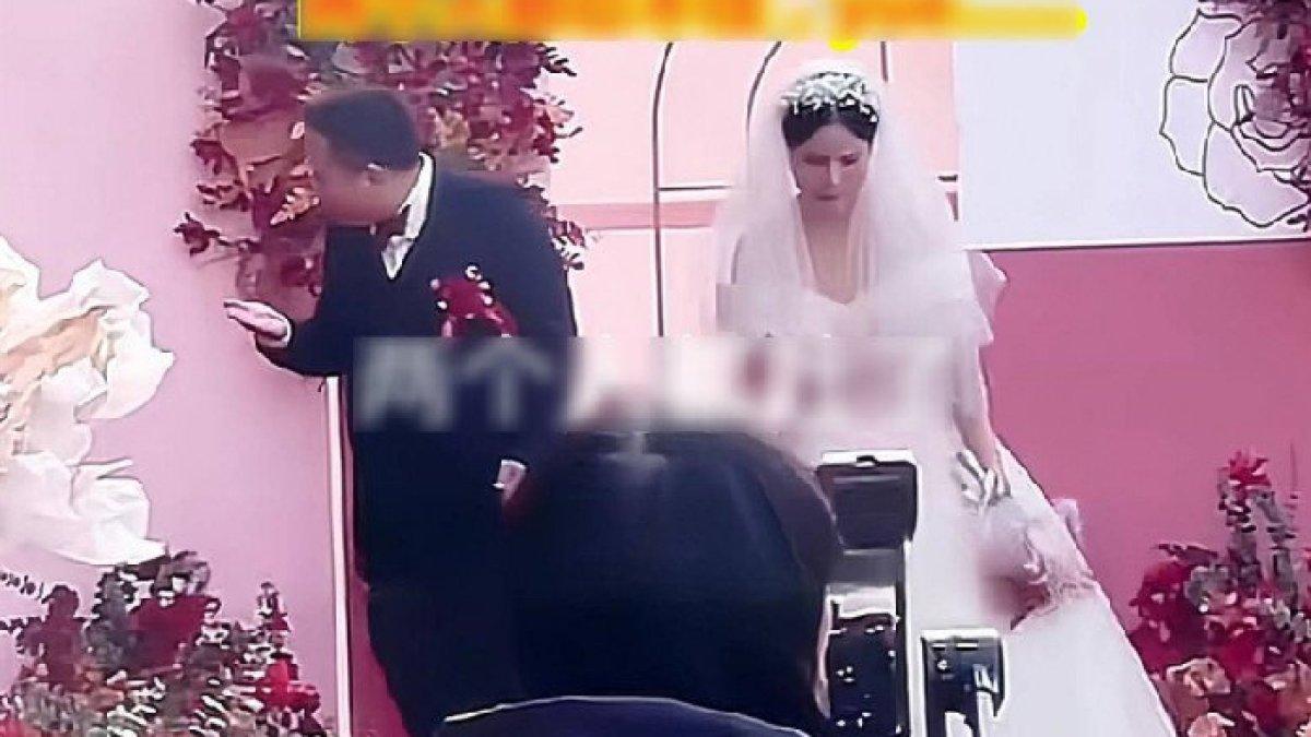 Viral pengantin di China muntah setelah berciuman di pelaminan.