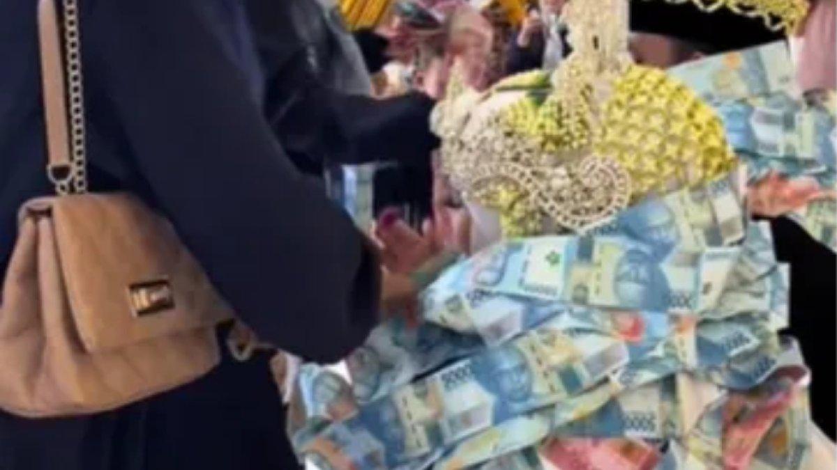 Viral pengantin di Madura dikalungi uang oleh para tamu