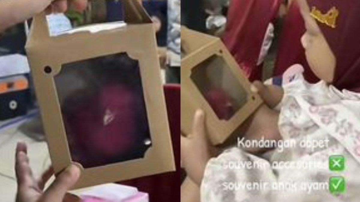 Viral pengantin di Mojokerto, Jawa Timur beri souvenir pernikahan anak ayam warna-warni. 
