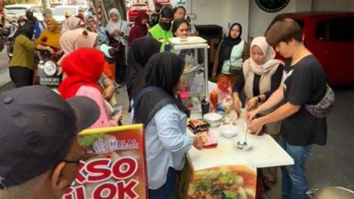 Viral penjual cilok di Depok ramai diserbu emak-emak. Ternyata bukan sosok sembarangan, sang penjual cilok adalah aktor ganteng yang kerap main FTV. Aktor tersebut adalah Sidik Eduard