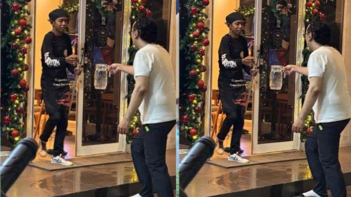 Viral sosok mirip Dede Sunandar jadi pramusaji di kafe.